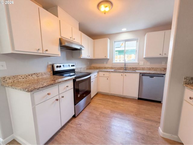 3042 COLLEEN St, Salem, OR 97305