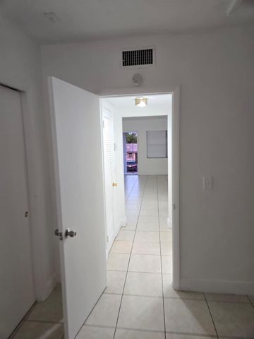 230 SW 11th Avenue 17, Hallandale Beach, FL 33009
