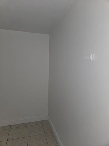 230 SW 11th Avenue 17, Hallandale Beach, FL 33009