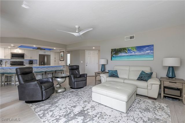 589 Beachwalk CIR P102, Naples, FL 34108