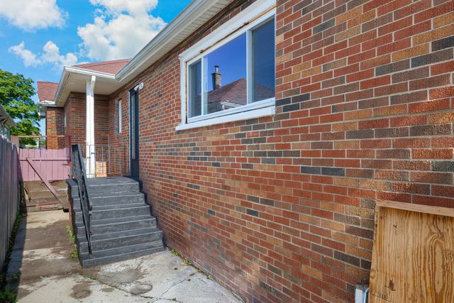 10205 S Yale Avenue, Chicago, IL 60628