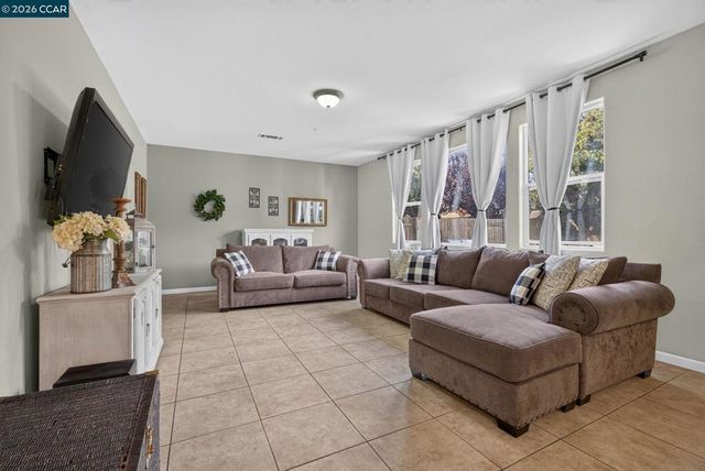 328 Silver Bell Way, Oakley, CA 94561