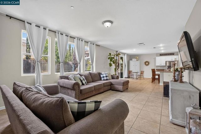 328 Silver Bell Way, Oakley, CA 94561