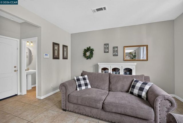 328 Silver Bell Way, Oakley, CA 94561