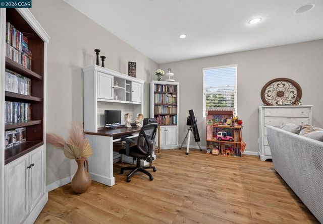 328 Silver Bell Way, Oakley, CA 94561