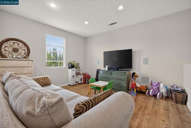 328 Silver Bell Way, Oakley, CA 94561
