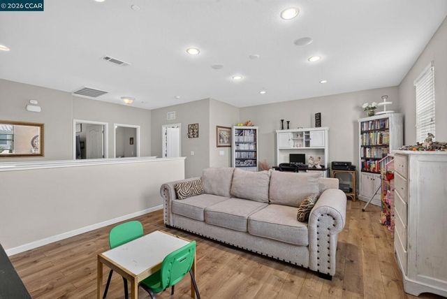 328 Silver Bell Way, Oakley, CA 94561