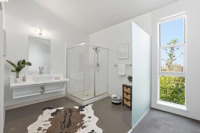 1253 Pine St, Oakland, CA 94607