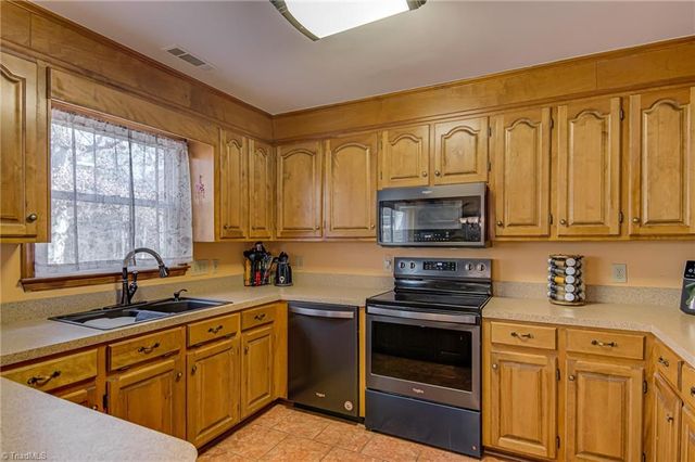 2945 Poinsetta Drive, Winston-salem, NC 27107