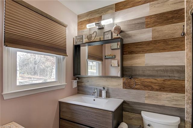 2945 Poinsetta Drive, Winston-salem, NC 27107