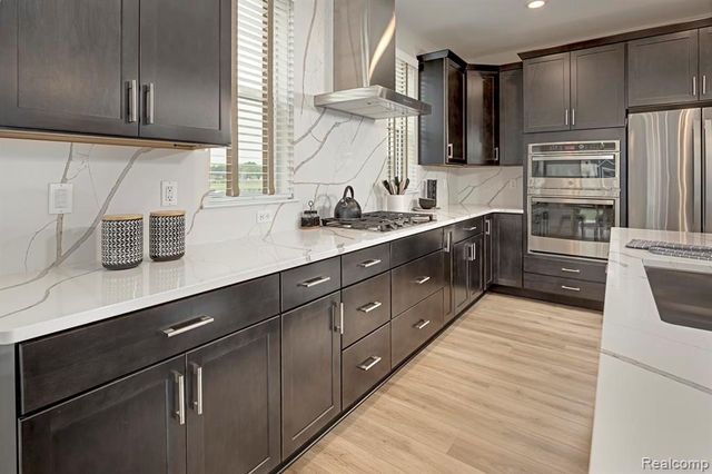 810 Schalm Dr, Clawson, MI 48017