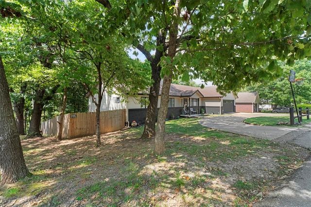 11 N Sycamore Avenue, West Fork, AR 72774