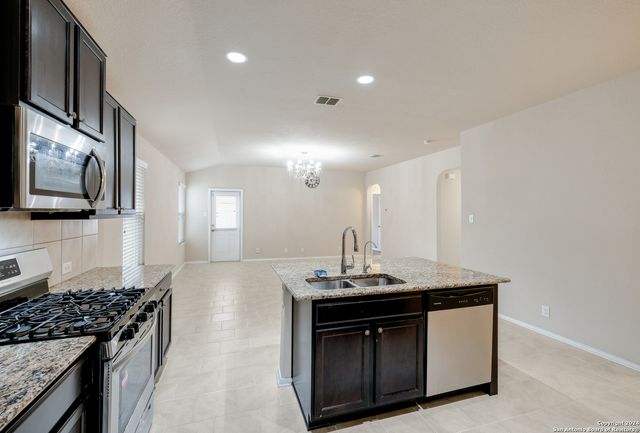 2914 SUNSET BND, San Antonio, TX 78244