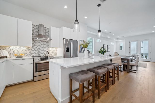 1403 W 21st St B, Houston, TX 77008