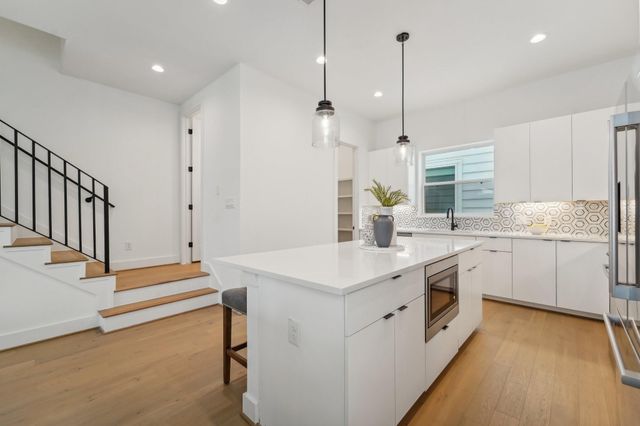 1403 W 21st St B, Houston, TX 77008