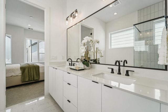 1403 W 21st St B, Houston, TX 77008