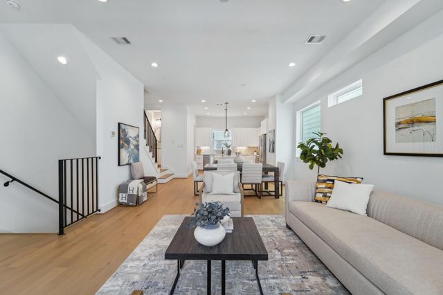 1403 W 21st St B, Houston, TX 77008