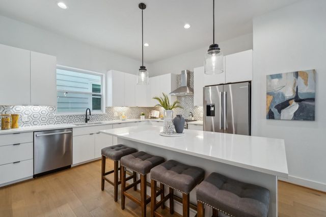 1403 W 21st St B, Houston, TX 77008