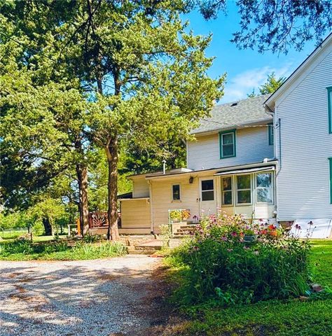 1033 E 1800 Road, Lawrence, KS 66046