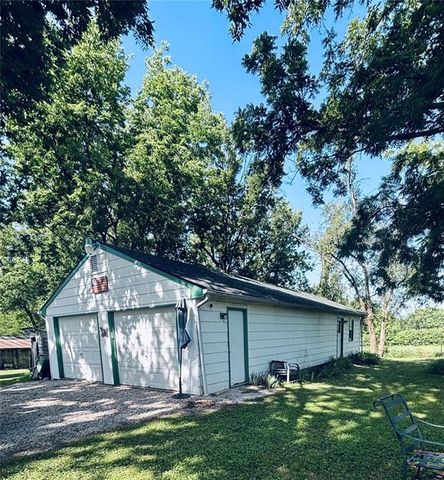 1033 E 1800 Road, Lawrence, KS 66046
