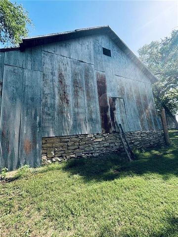 1033 E 1800 Road, Lawrence, KS 66046