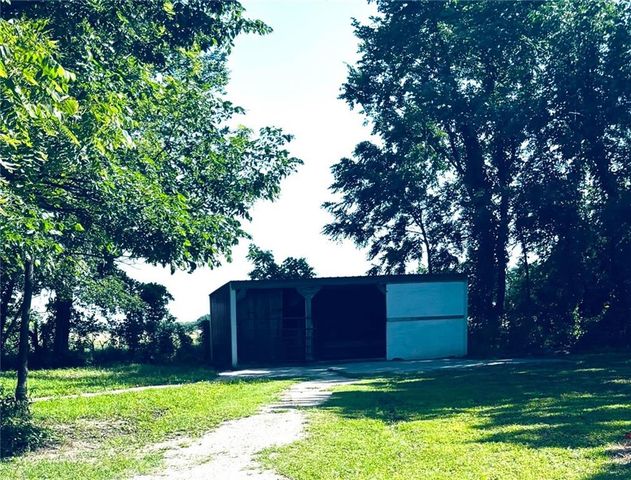 1033 E 1800 Road, Lawrence, KS 66046