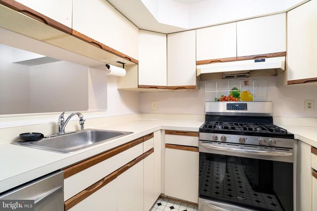 6035 NETHERTON ST, Centreville, VA 20120