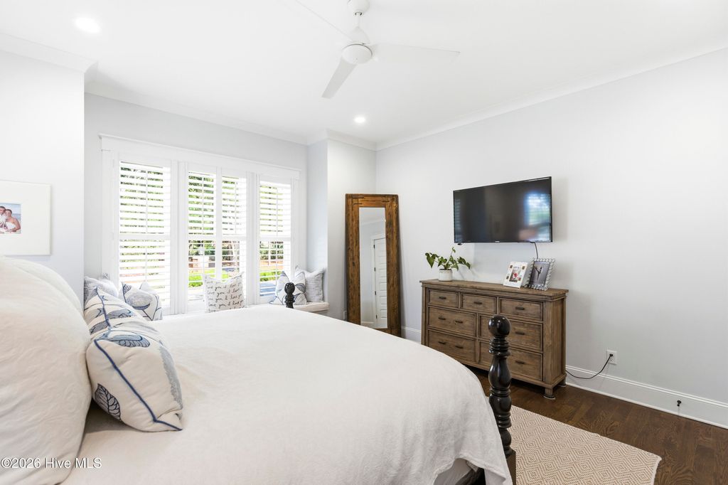 Image 13 of property listing at 909 Mound Battery Road, Wilmington, NC 28403