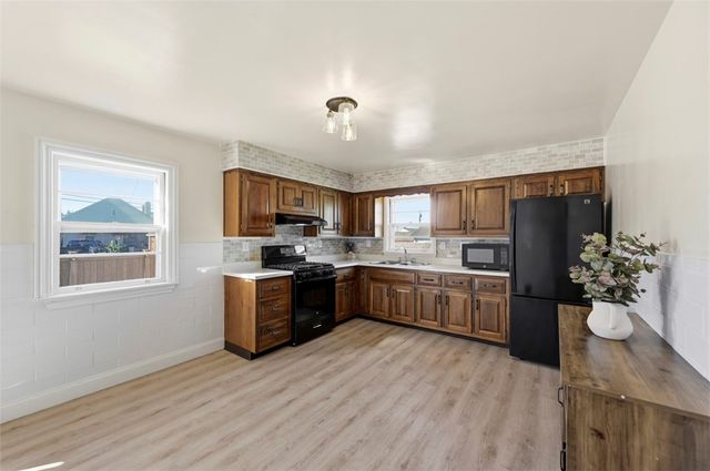 1060 Pacific Ave, Brackenridge, PA 15014