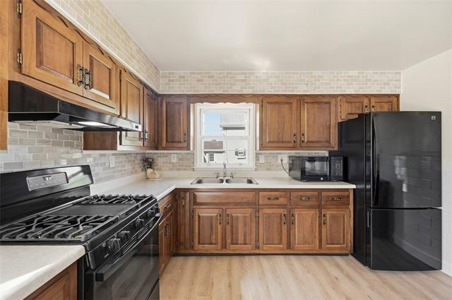 1060 Pacific Ave, Brackenridge, PA 15014