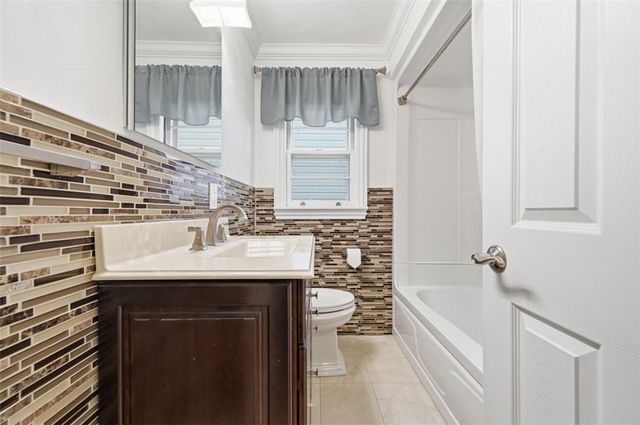 1060 Pacific Ave, Brackenridge, PA 15014