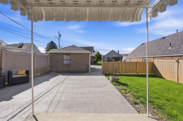 1060 Pacific Ave, Brackenridge, PA 15014