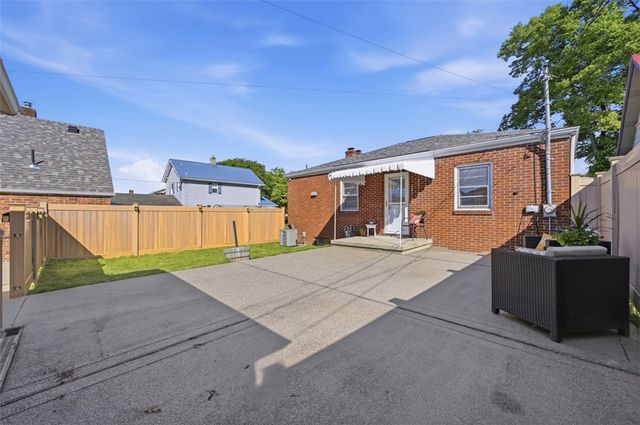 1060 Pacific Ave, Brackenridge, PA 15014