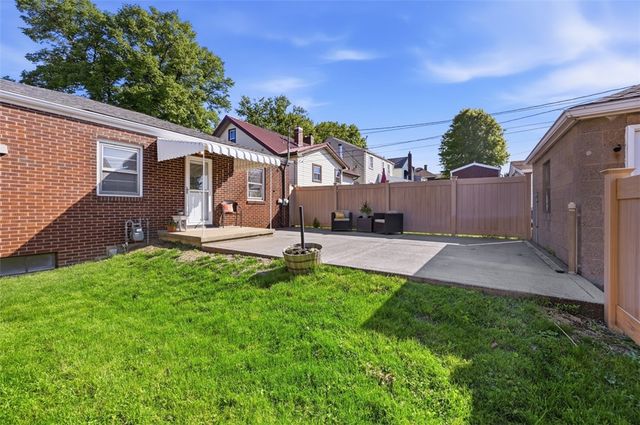 1060 Pacific Ave, Brackenridge, PA 15014
