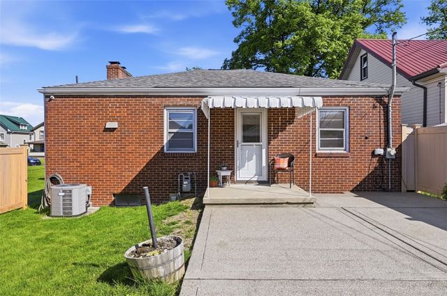 1060 Pacific Ave, Brackenridge, PA 15014