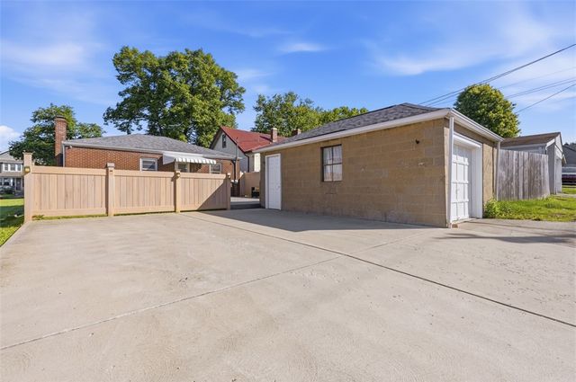 1060 Pacific Ave, Brackenridge, PA 15014
