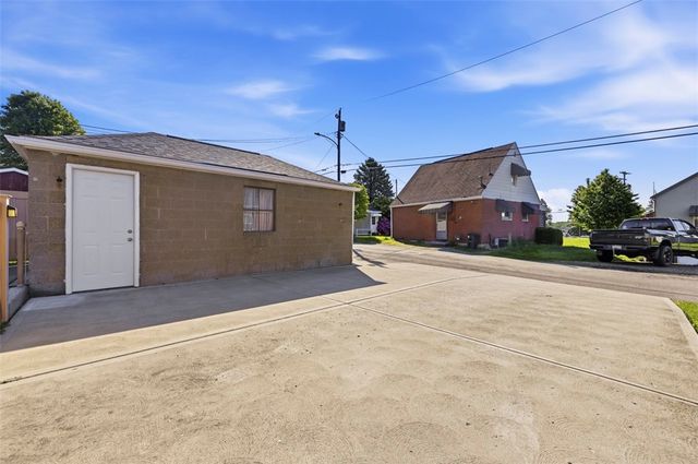 1060 Pacific Ave, Brackenridge, PA 15014