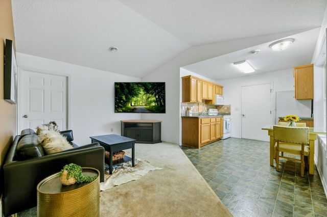 1065 Blackbird Trail SW 8, Hutchinson, MN 55350