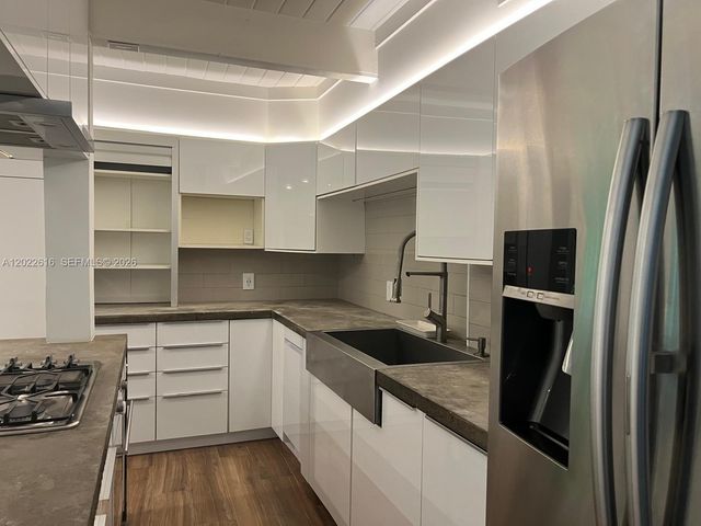 6851 SW 77th Ter, South Miami, FL 33143