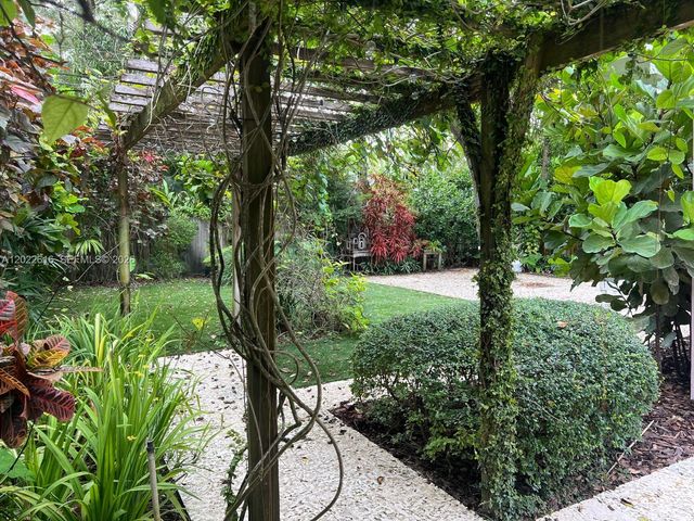 6851 SW 77th Ter, South Miami, FL 33143