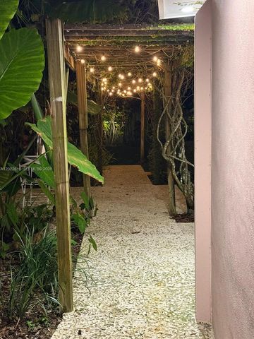 6851 SW 77th Ter, South Miami, FL 33143