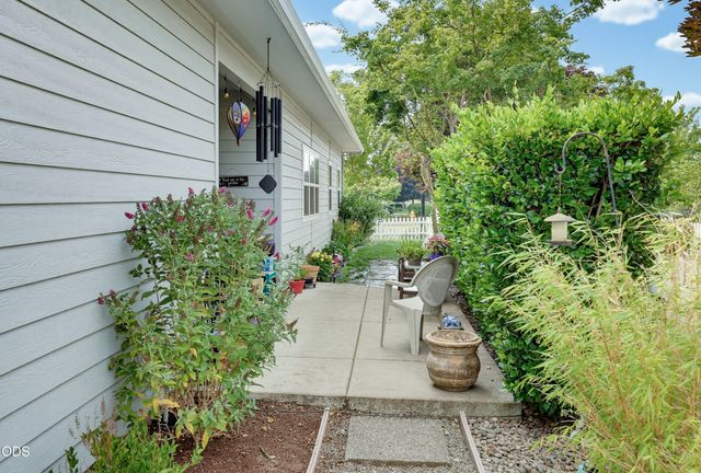 684 Golden Peak Drive, Central Point, OR 97502
