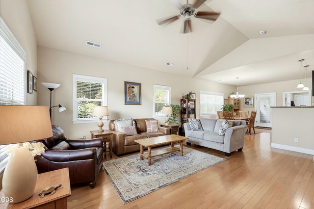 684 Golden Peak Drive, Central Point, OR 97502