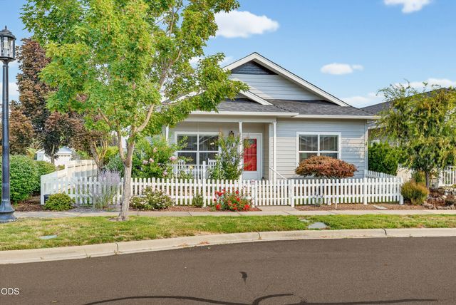 684 Golden Peak Drive, Central Point, OR 97502