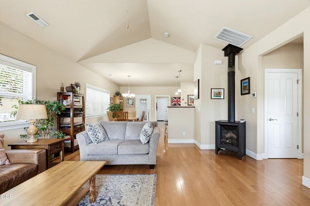 684 Golden Peak Drive, Central Point, OR 97502
