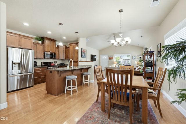 684 Golden Peak Drive, Central Point, OR 97502