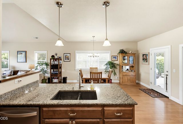 684 Golden Peak Drive, Central Point, OR 97502
