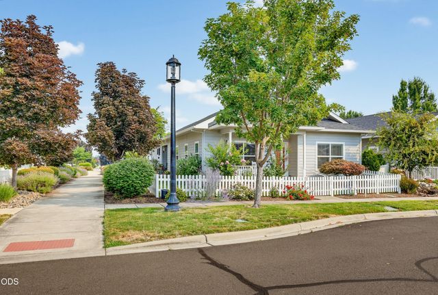 684 Golden Peak Drive, Central Point, OR 97502