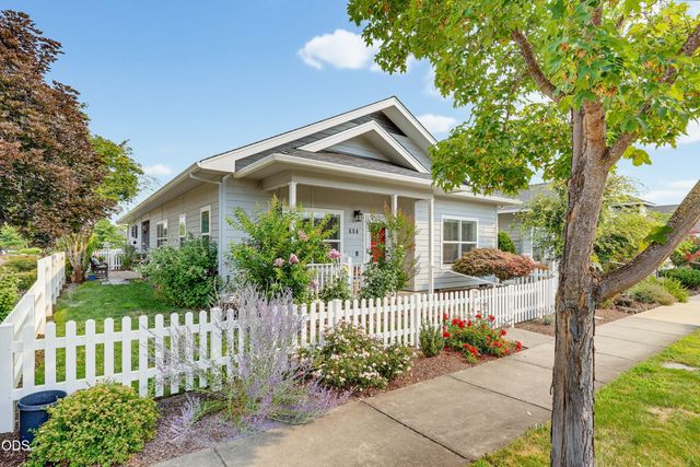 684 Golden Peak Drive, Central Point, OR 97502