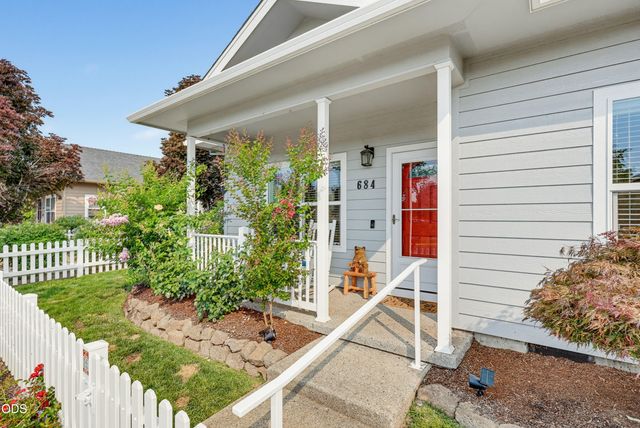 684 Golden Peak Drive, Central Point, OR 97502